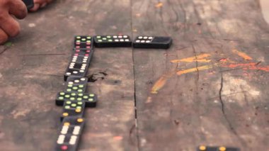 Asya caddesinde domino oynayan bir adam sahnesi. Yüksek kalite 4k görüntü