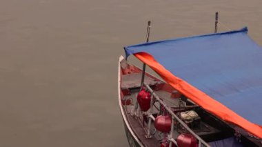 Yüzen eski bir Asya teknesi. Yüksek kalite 4k görüntü