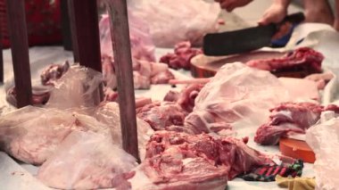 Yerel bir et pazarı. Sokak eti satışı. Markette et kesikleri sergileniyor. Yüksek kalite 4k görüntü