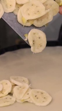 Bir sokak yemekhanesinde muzlu çikolatalı krep hazırlıyorum. Yüksek kalite 4k görüntü