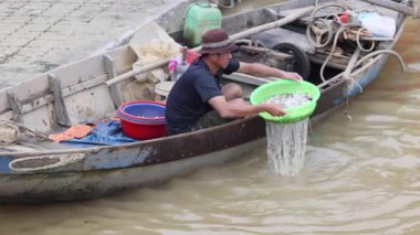 Hoi An, Vietnam, 28 Ekim 2024: Yerel bir balıkçı Hoi An, Vietnam civarında balık yakalıyor. Yüksek kalite 4k görüntü