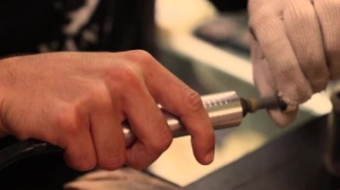 Bir zanaatkar atölyesinde gümüş parmak yüzüğü yapma süreci. Yüksek kalite 4k görüntü