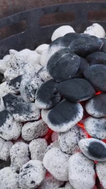  Izgara yapmak için yeni bir tür kömür. Kömür her zamankinden daha uzun yanıyor, piknikte daha fazla yemek pişirmeye yardım ediyor. Yüksek kalite 4k görüntü