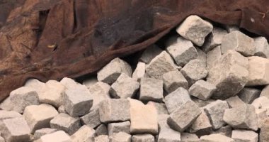 Ortaçağ sokaklarının restorasyonu. Eski caddenin görünümünü düzeltmek için kaldırım taşları değiştiriliyor. Yüksek kalite 4k görüntü