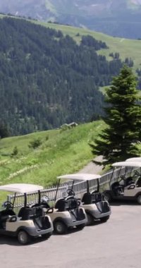  İsviçre Alplerinde golf arabaları. Yüksek kalite 4k görüntü