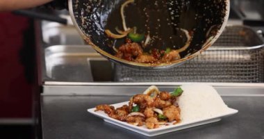 Teriyaki tavuğu pilavlı, sokak yemeği tarzında. Japon pilavı ve teriyaki soslu tavuk. Yüksek kalite 4k görüntü