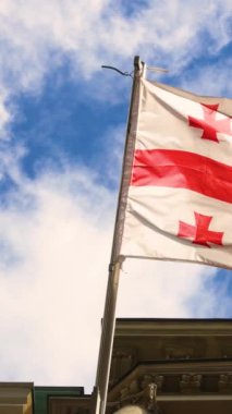 Rüzgarda sallanan gerçekçi Georgia bayrağı. Arka planı bulutlu. Mükemmel döngü. Yüksek kalite 4k görüntü
