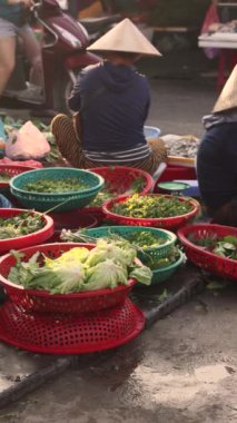 Hoi An, Vietnam, 28 Ekim 2024: Vietnam 'da yerel halk. Yüksek kalite 4k görüntü