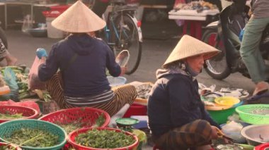 Hoi An, Vietnam, 28 Ekim 2024: Vietnam 'da yerel halk. Yüksek kalite 4k görüntü