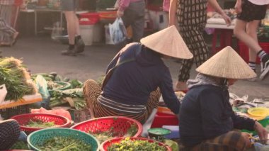 Hoi An, Vietnam, 28 Ekim 2024: Vietnam 'da yerel halk. Yüksek kalite 4k görüntü