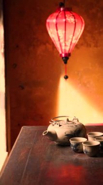 Puerh çayı ile Çin çay seremonisi, çömlekte siyah Shu-Pu-erh çayı demlemek, kaynamış su ısıtıcıya dökülür, kapatın. Yüksek kalite 4k görüntü