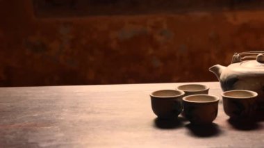 Puerh çayı ile Çin çay seremonisi, çömlekte siyah Shu-Pu-erh çayı demlemek, kaynamış su ısıtıcıya dökülür, kapatın. Yüksek kalite 4k görüntü