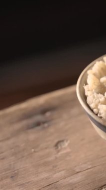  Tahta masadaki kasede pirinç. Yüksek kalite 4k görüntü