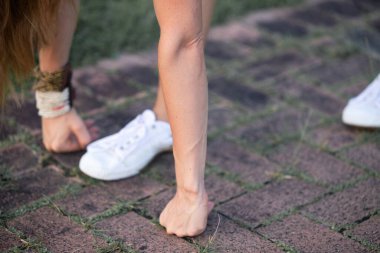 Elleri yere sıkıca bastırılmış, alçak bir başlangıç pozisyonu. Yüksek kalite fotoğraf