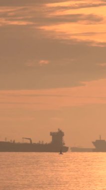 Kargo taşımacılığı. Denizdeki gemi, altın gün batımı yumuşak gün ışığı. Nakliye lojistik servisi. Petrol tankerleri gün batımında. Nakliye ve petrol ticareti kavramı. Yüksek kalite 4k görüntü