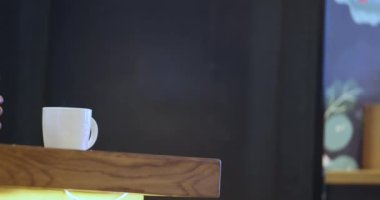 Singapur 07 01 2024: Gezginler Singapur 'daki kalabalık bir Starbucks' tan kahve alıyorlar. Yüksek kalite 4k görüntü