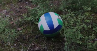 Voleybol sahada, ormanda. Yüksek kalite 4k görüntü