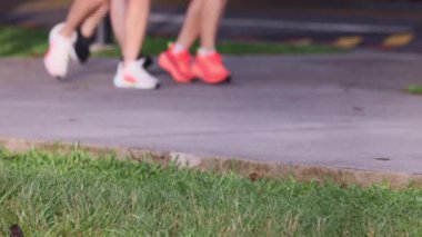 21 Kasım 2024, Doğu Kıyısı, Singapur: Singapur 'daki bir spor etkinliği sırasında spor ayakkabıları ve çoraplı koşucuların yakın çekimi. Yüksek kalite 4k görüntü