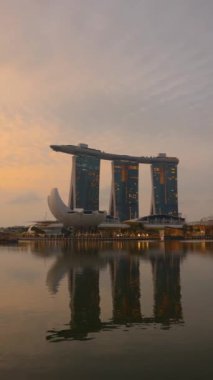 Marina Körfezi, Singapur - Janyary 7, 2024: 4k Singapur 'un ünlü simgesinde gündoğumunun dikey sinemasını kuruyor. - Evet. Yüksek kalite 4k görüntü