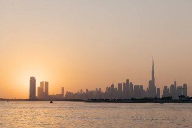 Gün batımında Dubai şehir manzarası. Yüksek kalite fotoğraf