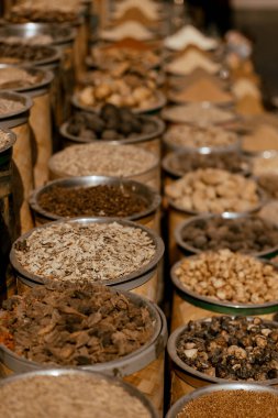 Bir pazar yerinde sergilenen kurutulmuş meyve ve fındık çeşitleri yerel tatlar ve sağlıklı atıştırmalıklar sergiliyor. Yüksek kalite fotoğraf