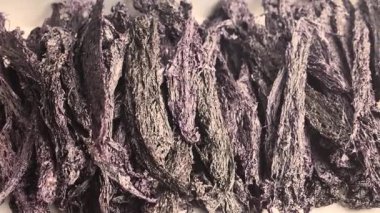 Sokak pazarında kurumuş Wakame yosunu. Yüksek kalite 4k görüntü