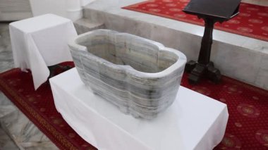 Bir bebeğin Hıristiyan vaftizinin yazı tipi. Vaftiz fontu, vaftiz töreni, vaftiz havuzu, vaftiz kabı, vaftiz kabı. Yüksek kalite 4k görüntü