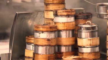 Asya restoranı, geleneksel bambu kapaklı Dim Sum vapurları, canlı yemek sahnelerini hatırlatan sokak yemekleri hazırlamak için kullanılır.