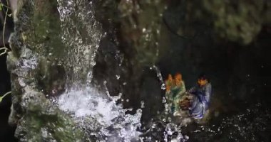 Küçük bir şelalenin altındaki Vietnam tapınağında Asyalı tanrılar. Yüksek kalite 4k görüntü