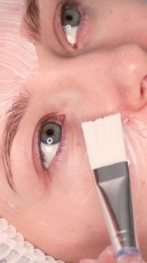 Yüz estetiği için kozmetik tedaviden önce krem sürme prosedürü. Yüksek kalite 4k görüntü