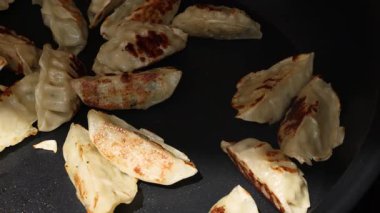 Ağır çekimde kızarmış hamur tatlısı. Yüksek kalite 4k görüntü