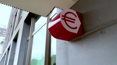 Avro sembolünü gösteren ve Avrupa Birliği 'nde parayla ilgilenen bir döviz kuru konumu. Yüksek kalite 4k görüntü