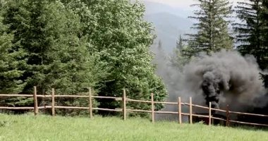 Antika bir buharlı lokomotif orman yolunda dumanla çevrili bir şekilde tıkırdıyor. Yüksek kalite 4k görüntü