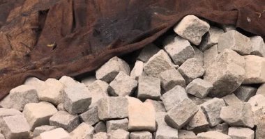Ortaçağ sokaklarının restorasyonu. Eski caddenin görünümünü düzeltmek için kaldırım taşları değiştiriliyor. Yüksek kalite 4k görüntü