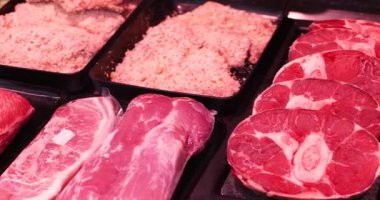 Sığırların ön ayaklarının alt kısmında çiğ et osso buco bifteği. Kasapta kırmızı et seçimi, taze sığır eti. Yüksek kalite 4k görüntü