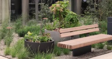 Avrupa 'da kentsel gelişimde bir bank, hükümet tarafından iyi bir çalışma. Yüksek kalite 4k görüntü