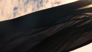 Kara Bayrak Dalgası Mavi Gökyüzü. Yüksek kalite 4k görüntü
