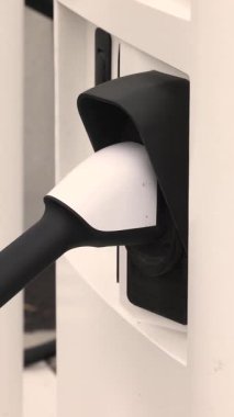 Elektrikli araba şarj oluyor. Elektrikli araç yükleme portu. Yüksek kalite 4k görüntü