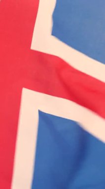 İzlanda ulusal bayrağının yakın çekimi. Beyaz haçlı mavi ve beyaz haçın içinde kırmızı haç. - Evet. Yüksek kalite 4k görüntü