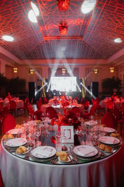  Misafirler için lüks bir düğün masası güzel bir sofra kurarak zarif bir ortam yaratır. Kırmızı bir masa. Noel ve Yeni Yıl. Yüksek kalite fotoğraf