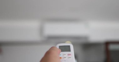 Yorucu bir sıcaklık. Klimayı kapatıyorum ve uzaktan kumandayla açıyorum. Yüksek kalite 4k görüntü