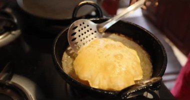 Hintli puri, khasta puri ya da buğday unundan yapılan vejetaryen yemeğinden yapılan Bhature hazırlığı. Hindistan 'da bol yağda kızartılmış puri yakın çekim. Yüksek kalite 4k görüntü