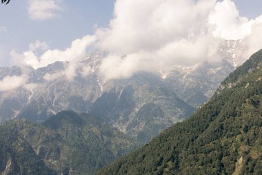 Yeşil orman dağının yüksek açılı görüntüsü yağmurdan sonra yoğun beyaz bir yağmur sisi vardı. Yağmur ormanı canlı görünüyor. Yüksek kalite fotoğraf