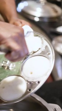 Geleneksel Hint mutfağı DIY apam 'ının ya da ip cambazlarının yakın çekimi hazırlanıyor. Aynı zamanda Indiappa, Noolputtu veya Nool Idly olarak da bilinir, sambar ile servis edilir. - Evet. Yüksek kalite 4k görüntü