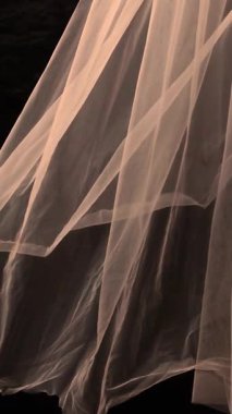 Rüzgarda uçuşan şeffaf bir duvak. Yüksek kalite 4k görüntü