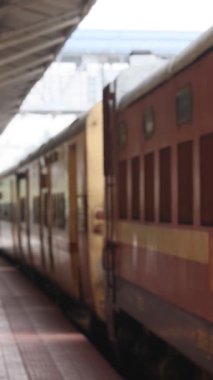 Bir Hint treni platform boyunca hareket eder. Demiryolları. Yüksek kalite 4k görüntü