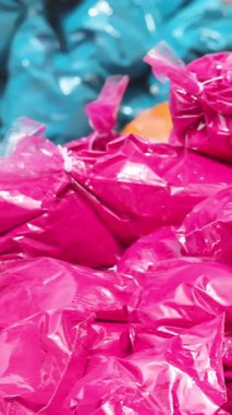 Hindistan 'daki Holi festivali için parlak renkli toz paketleri. Yüksek kalite 4k görüntü