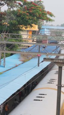 Bir Hint treni platform boyunca hareket eder. Demiryolları. Yüksek kalite 4k görüntü