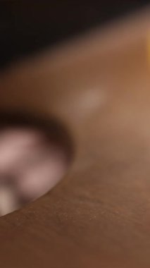 Carom board, carrom board, Hint geleneksel kapalı mekan oyunları, Carrom, Güney Asya kökenli bir masa üstü oyunudur. Yüksek kalite 4k görüntü
