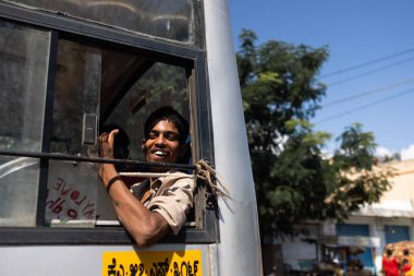 mirissa, sri lanka. 25 Ağustos, 2023: Tren penceresinden bakan kimliği belirsiz Sri Lankalı insanların portresi. Yüksek kalite fotoğraf